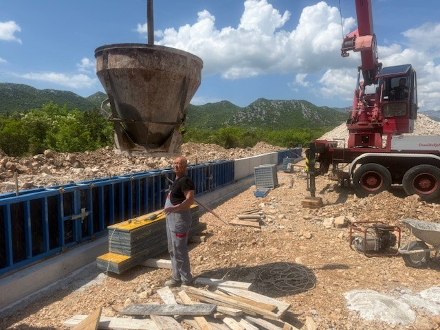 Baustelle der neuen Varinox Produktionshalle für Edelstahl Schweißformteile in Vrgorac, Kroatien - Grundsteinlegung Mai 2025
