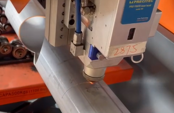 Detailansicht der neuen HyperCut Rohrlaseranlage von Varinox für Edelstahlrohre und Schweißformteile